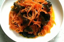 The method of stir frying carrots with black fungus