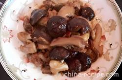 The method of braising chicken with shiitake mushrooms