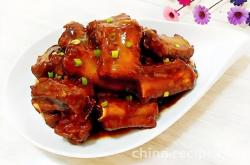The method of cooking pork ribs with garlic and spicy sauce