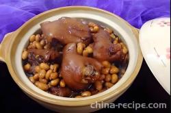 The method of stewing pig trotters with soybeans
