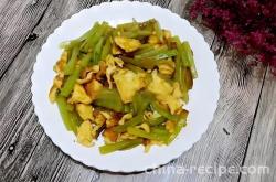 The method of stir frying eggs with asparagus