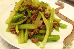 The method of stir frying shredded pork with celery