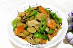 The method of stir frying pork slices with mushrooms