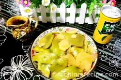 The method of stewing oil beans with potatoes