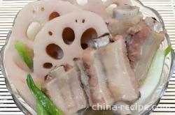 The method of stewing lotus root with pork ribs