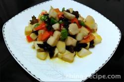The method of stir frying diced chicken with colorful vegetables