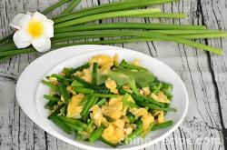 The method of stir frying eggs with chive flowers