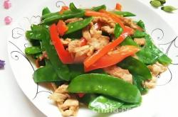 The method of stir frying pork slices with Dutch beans