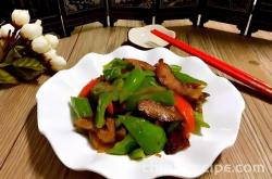 The method of stir frying preserved pork with chili pepper