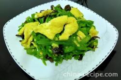 The method of stir frying eggs with green peppers and fungus