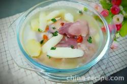 The method of stewing pig trotters with yam