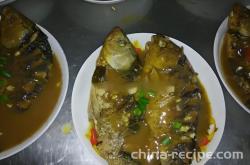 The recipe for braised crucian carp in sauce