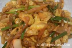 The recipe for stir frying pickled vegetables and eggs