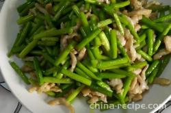 The method of stir frying shredded pork with garlic sprouts