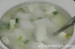 The recipe for making crucian carp soup in a clay pot