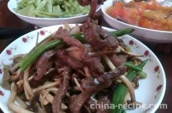 The method of stir frying beef tenderloin with tea tree mushroom