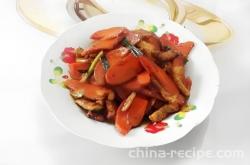 The method of stir frying pork with carrots
