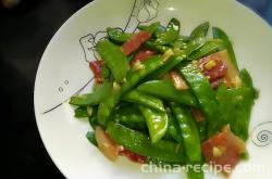 The recipe for stir frying Dutch beans with bacon
