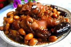 The method of stewing pig feet with peanuts