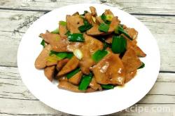 The method of stir frying pork liver with garlic sprouts