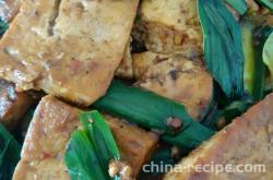 The method of stir frying tofu with garlic sprouts