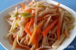 The method of stir frying lotus root shreds