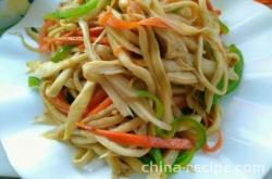 Method of hand tearing shiitake mushrooms with oyster sauce