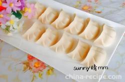 The method of making chives and pork dumplings