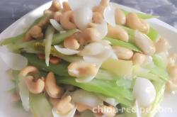 The method of stir frying cashew nuts with celery and lily