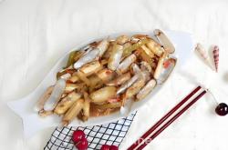 The method of stir frying razor clams with spicy sauce