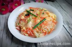 The method of stir frying vermicelli with eggs