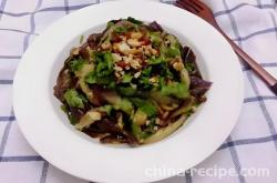 The method of tearing eggplant with garlic fragrance by hand