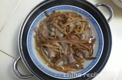 The method of steaming pork ribs with yellow cauliflower