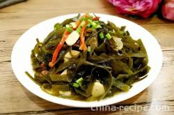 The method of stir frying seaweed shreds with spicy sauce