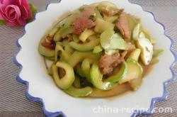 The method of stir frying pork slices with zucchini