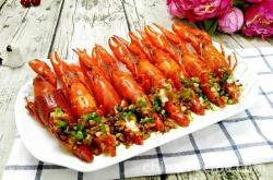The method of steaming lobster with garlic paste