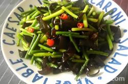 The method of stir frying mushroom with garlic sprouts
