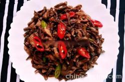 The method of stir frying meat with dried beans