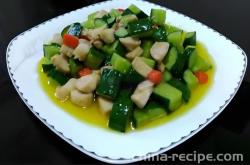 The method of stir frying diced chicken with cucumber