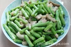 The method of stir frying pork with cowpeas