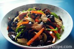 The method of stir frying pork slices with fungus