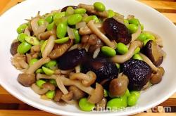 The method of making oyster sauce with double mushrooms