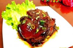 Practice of Braised pork leg in brown sauce with Rock Sugar