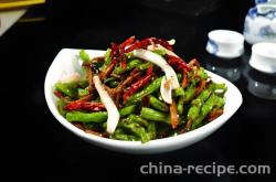 The method of stir frying green beans with tea tree mushrooms