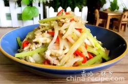 The method of stir frying shredded pork with cabbage stems, celery, and celery