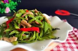 The method of stir frying pork with pig ears and bean shreds