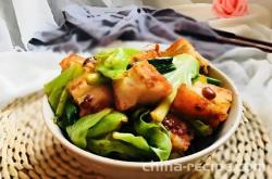 The method of hand tearing cabbage and stir frying Macau roasted meat