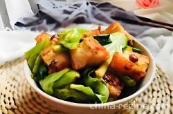 The method of stir frying meat with colored peppers