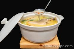 The recipe for making old duck and bamboo shoots in a clay pot
