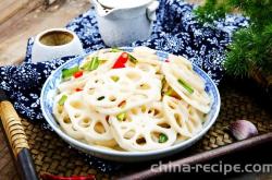 The method of mixing lotus root slices with bamboo shoots